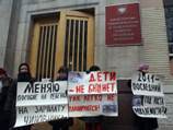 Беременные женщины провели во вторник в Москве пикет в защиту своих прав: с 2012 года будущих матерей ожидает новый порядок расчета декретных пособий