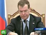 По мнению аналитиков, если Медведев хочет походить на серьезного кандидата на переизбрание, он должен совершить какой-то шаг для решительного разрыва с Путиным