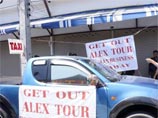 Толпа, состоявшая из более ста таксистов, выкрикивающих лозунги против "русской мафии", которая "захватывает Пхукет и лишает заработка граждан Таиланда", сорвала в понедельник вывеску с офиса компании-туроператора Alex Holiday Tour