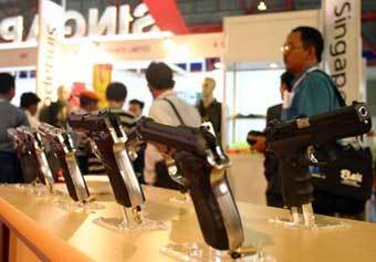 Indo Defence 2006 Expo&Forum.    www.detik.com