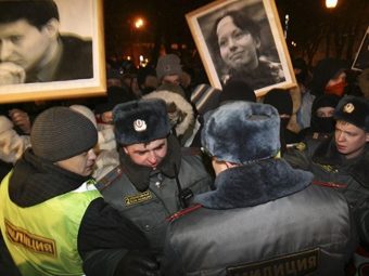 Задержание участников акции памяти Маркелова и Бабуровой в 2010 году. Фото ©AFP