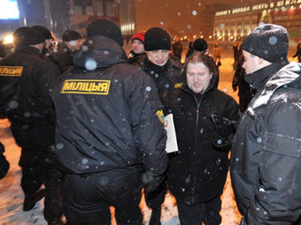 Сотрудники милиции и протестующие в центре Минска. Фото ©AFP
