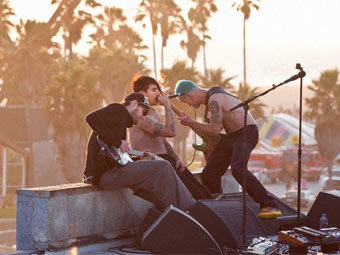 Red Hot Chili Peppers,      Facebook