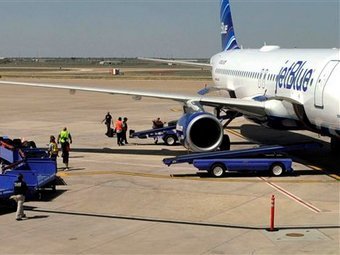     JetBlue    27  2012 .  ©AP